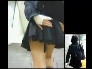 やってみたい!!階段を歩く素人女子高生の絶対領域の中を下から盗撮してスカートめくり erovideo かわいい JK 女子校生の制服無料エロ動画
