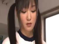 乱暴されそうになった体操着のツインテールJKが自分を助けなかった男子生徒に暴言を浴びせながら顔騎して脚コキでチンポをしごき倒し射精させる erovideo