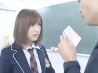 担任教師に弱みを握られて教室でレイプされちゃう美人女子校生の屈辱SEX erovideo