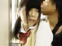 突然後ろからお尻を触られてチンポまでなすりつけられて痴漢される女子校生 erovideo