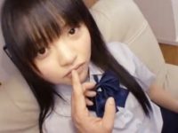 ガチロリ黒髪素人JKが初めてのAV出演で緊張しながらソファに押し倒されて制服着衣で顔射ハメ撮りSEX　erovideo